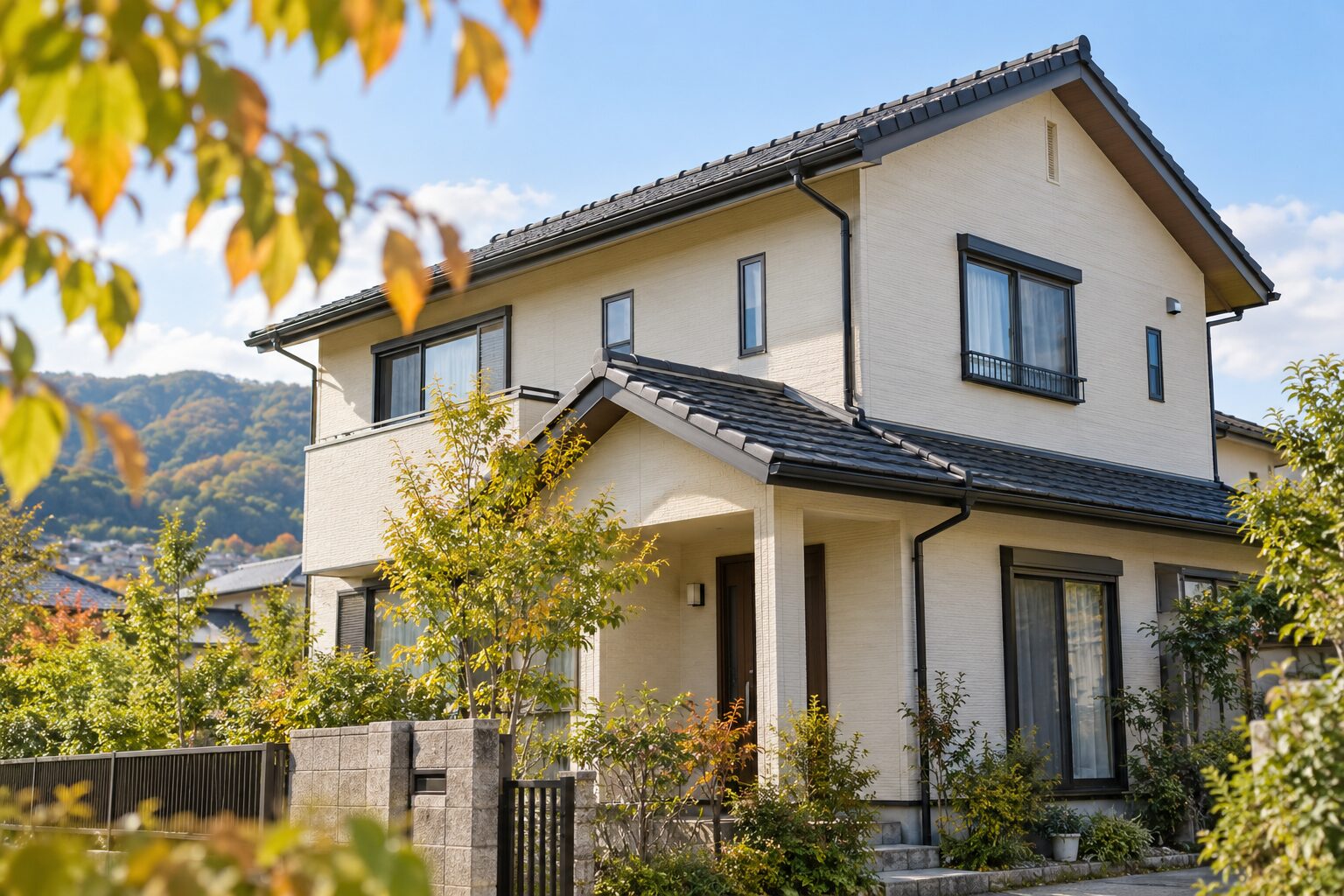 秋のやわらかな日差しに包まれた日本の住宅と庭（AI生成のイメージ画像）